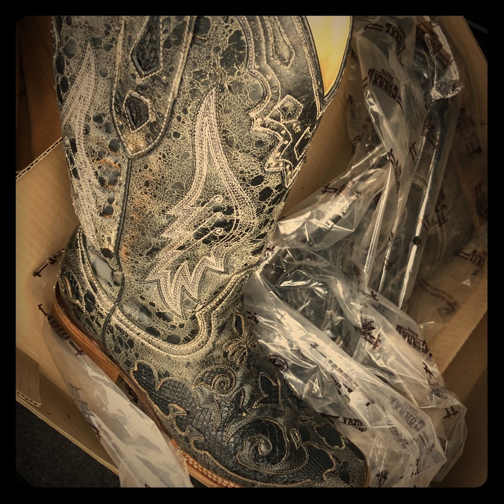 Like New WOMENS Corral Black Python Inlay sq toe